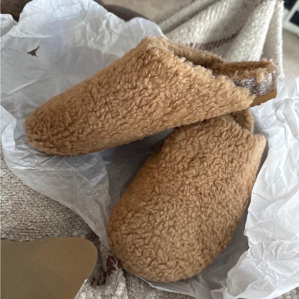 APRES SLIPPERS NEW $80 retail